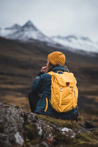 Woman Sitting Rocky Cliff Looking Amazing Nordic Landscape Iceland Travel — Stock Photo, Image