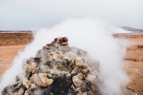 Skály Nádherné Kouřící Krajině Islandu Evropě — Stock fotografie