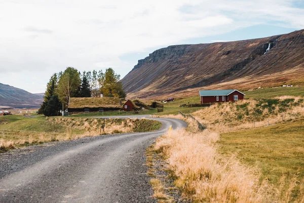 Landsväg Och Traditionella Byggnader Vackert Landskap Island Europa — Stockfoto