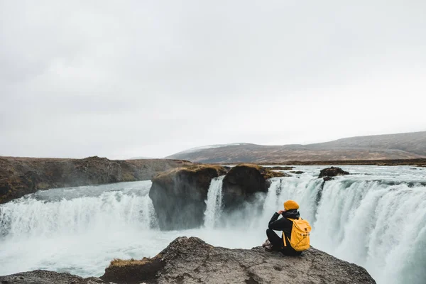 Pitoresk Şelale Zlanda Arayan Kadın Nordic Doğa — Stok fotoğraf