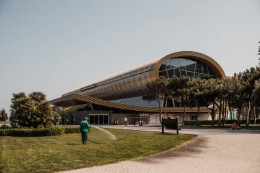 Bakü, Azerbaycan'da modern bina ve bahçıvan ile kent sahnesi