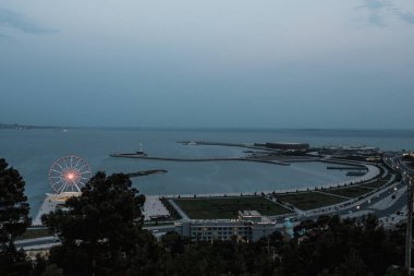 Bakü, Azerbaycan'da sahil ve dönme dolap şehir manzarası ile şehir manzarası