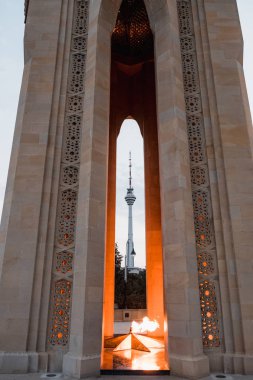 Bakü, Azerbaycan'da ateş ve kule ile kemerli kent sahnesi