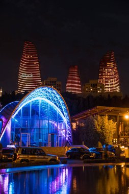 Bakü, Azerbaycan'da modern binaları aydınlatan kent sahnesi