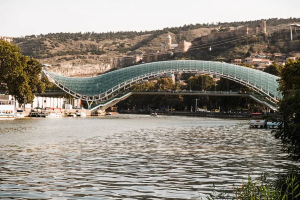 Scena Uliczna Nowoczesnym Pomostem Łukowym Tbilisi Gruzja — Zdjęcie stockowe