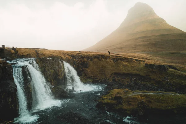 Fließende Wasserfälle Von Der Klippe Schöner Landschaft Island Europa — Stockfoto