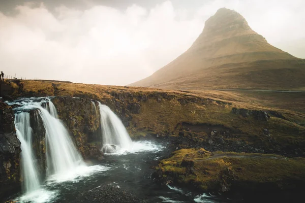 Fließende Wasserfälle Von Der Klippe Schöner Landschaft Island Europa — Stockfoto