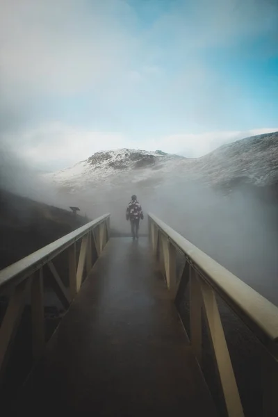 아이슬란드 유럽의 아름다운 풍경에서 모락모락 다리를 관광객 — 스톡 사진