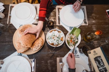 Madaba, Ürdün'de kafede yemek yiyen iki kadın turistin üst görünümü