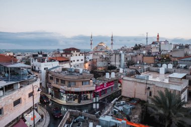 Madaba, Ürdün şehir manzarasıantik geleneksel mimari ve modern mağazalar işaretleri