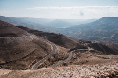 Ürdün çölünde rüzgarlı yolun havadan görünümü, Asya