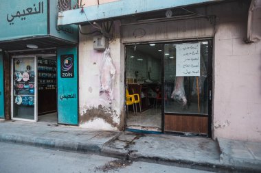 Petra, Ürdün'de vitrinler ve Arap tabelaları ile mağaza cepheleri