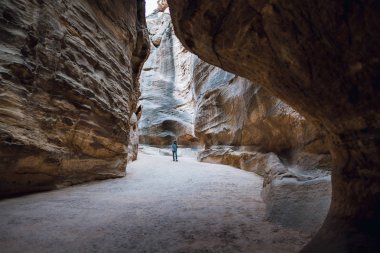 Ürdün, Asya çölünde kayalarda dar geçitte adam