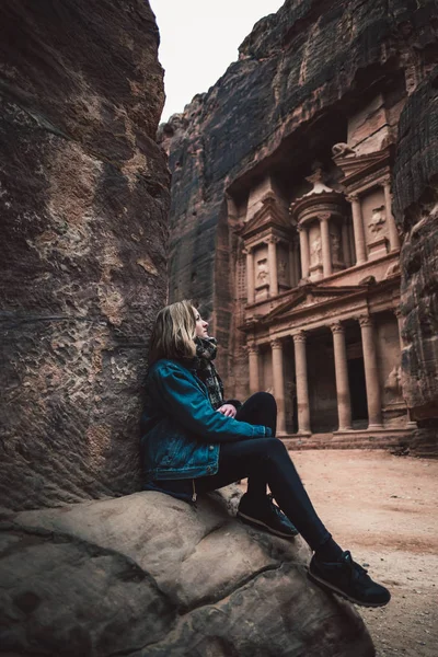 Femme Assise Sur Des Rochers Devant Ancien Temple Dans Une — Photo