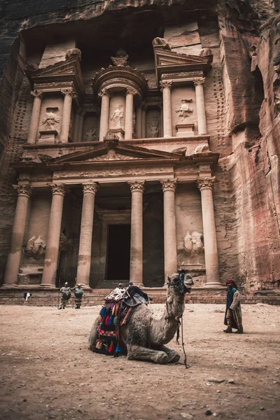 Wielbłąd Turyści Przed Starożytną Świątynią Skale Khazneh Petra Jordania — Zdjęcie stockowe