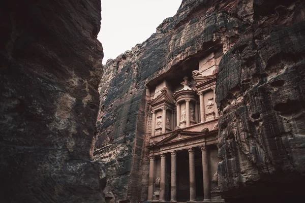 Vista Baixo Ângulo Templo Antigo Face Rocha Khazneh Petra Jordânia — Fotografia de Stock