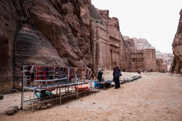 Tourists Buying Scarves Stall Local Market Desert Landscape Petra Jordan — Stock Photo, Image