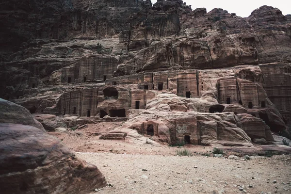 Grottes Dans Les Rochers Dans Paysage Désertique Petra Jordanie Asie — Photo