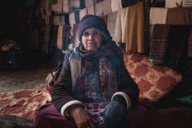 Petra, Ürdün çölünde çadır iç oturan yerel yaşlı kadın