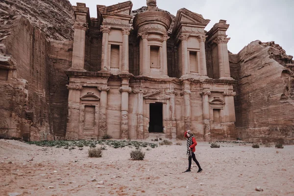 Femme Debout Devant Ancien Temple Dans Paroi Rocheuse Khazneh Petra — Photo