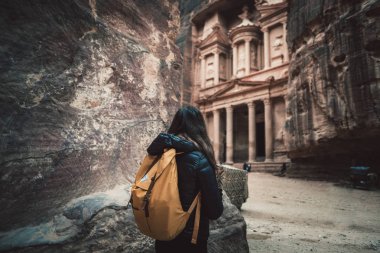 Ürdün, Asya çöl manzara antik taş duvarlar üzerinde yürüyen tanınmayan kadın arka görünümü