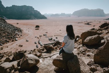 Ürdün, Asya çöl manzara izlerken tanınmayan kadın arka görünümü