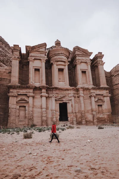 Donna Piedi Fronte All Antico Tempio Nella Parete Rocciosa Khazneh — Foto Stock