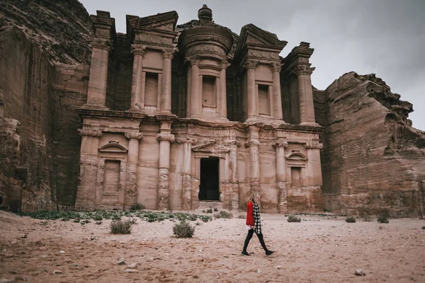 Kobieta Stojąca Przed Starożytną Świątynią Skalistej Twarzy Khazneh Petra Jordania — Zdjęcie stockowe