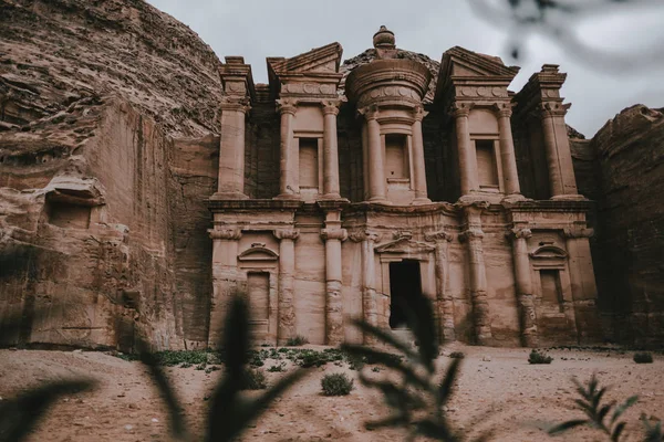 Tempio Scolpito Nelle Rocce Nel Deserto Della Giordania Asia — Foto Stock