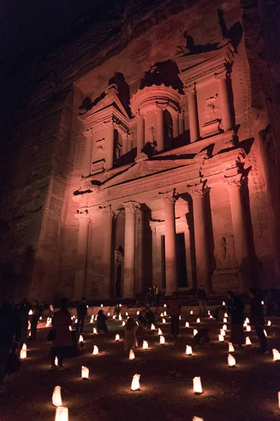 Geceleri Katedralin Yanında Dua Eden Insanlar — Stok fotoğraf