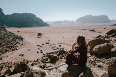 Kadın Ürdün, Asya 'daki çöl manzarasını izliyor.