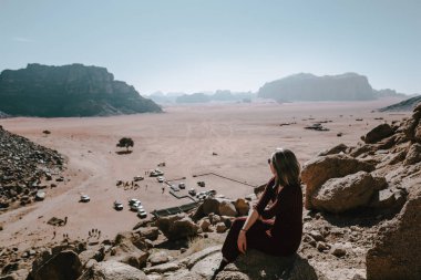 Kadın Ürdün, Asya 'daki çöl manzarasını izliyor.