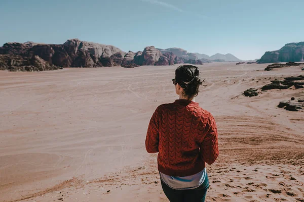 Woman Watching Landscape Desert Jordan Asia — Stock Photo, Image