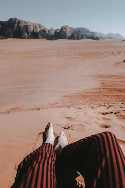 Женские Ноги Пустыне Иордании Азия — стоковое фото