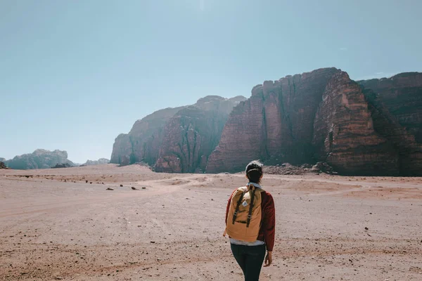 Woman Watching Landscape Desert Jordan Asia — Stock Photo, Image