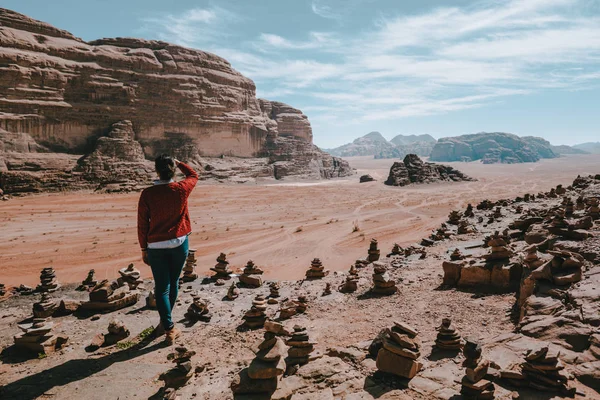 Женщина Наблюдает Пейзаж Пустыни Иордании Азия — стоковое фото