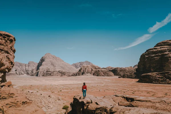 Woman Watching Landscape Desert Jordan Asia — Stock Photo, Image