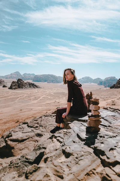 Woman Watching Landscape Desert Jordan Asia — Stock Photo, Image