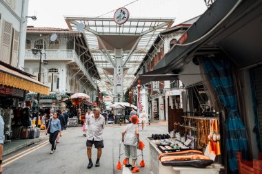 Singapur 'un Çin Mahallesi, Asya' da şehir manzarası pazarındaki insanlar.