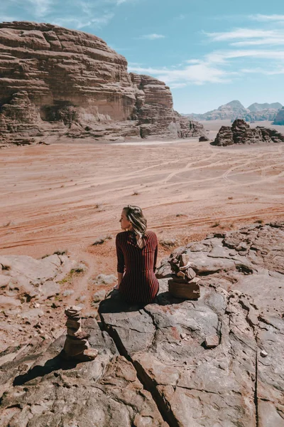 Young Blonde Woman Resting Desert Jordan Asia — Stock Photo, Image