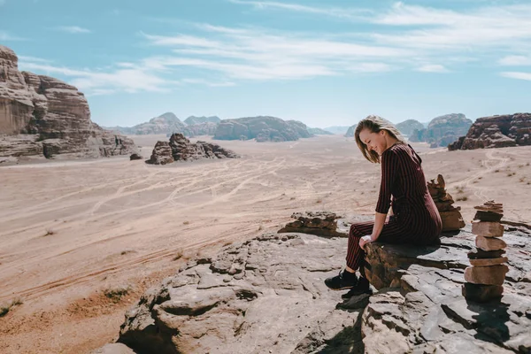 Молодая Блондинка Отдыхает Пустыне Иордании Азия — стоковое фото