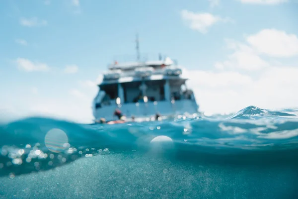 Stora Barriärrev Australien Kryssningsbåt Mitt Havet Undervattensfoto Halv Halv — Stockfoto