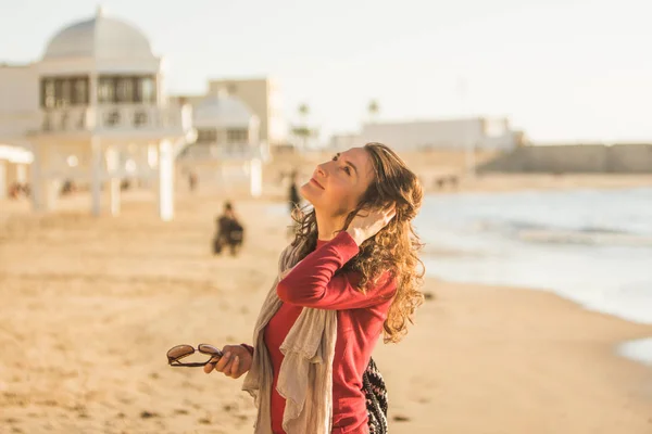 Junge Frauen Bekleidet Strand Von Cadiz Spanien Mit Ruhigem Meer — Stockfoto