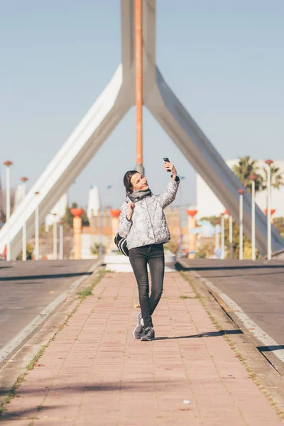 Νεαρές Γυναίκες Κάνει Μια Selfie Στη Μέση Του Δρόμου Barqueta — Φωτογραφία Αρχείου