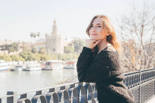 Mooie Jonge Brunette Meisje Vrouwen Glimlachend Triana Sevilla Met Torre — Stockfoto