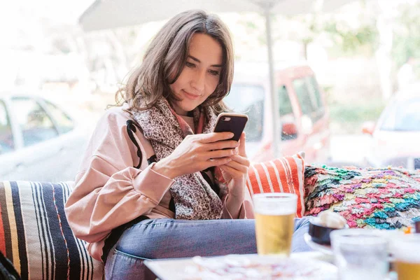 Unga Kvinnor Avslappnande Och Ser Sin Smartphone Chatta Eller Skicka — Stockfoto