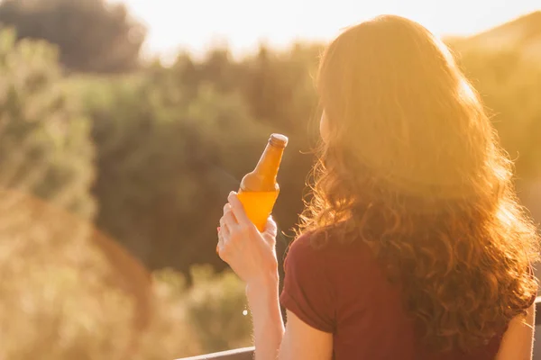 Yong Mujer Está Bebiendo Una Cerveza Botella Pie Una Camiseta — Foto de Stock