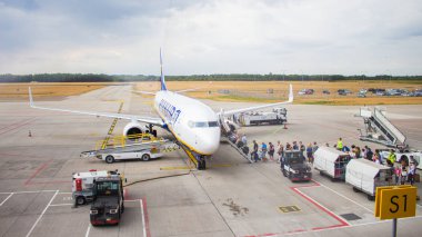 İnsanlar Ryanair uçuş yatılı