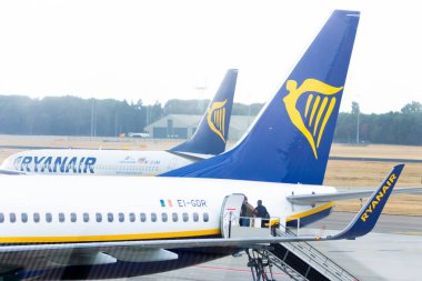 İnsanlar Ryanair uçuş yatılı