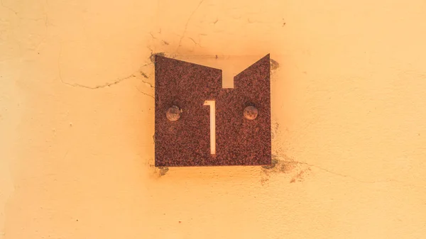 Номерной Знак Один Ржавого Металла — стоковое фото